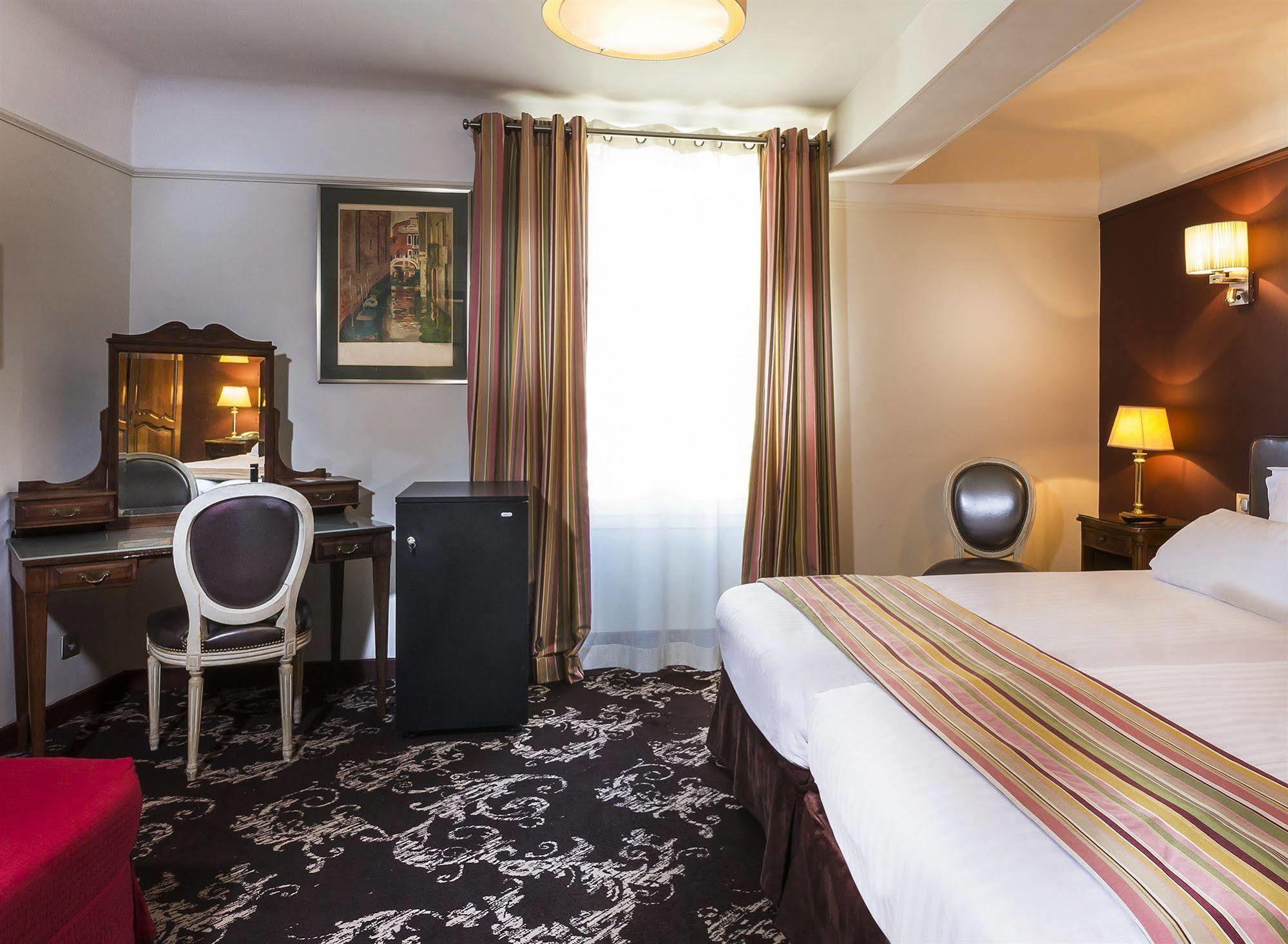 Crystal Hotel Parigi Esterno foto